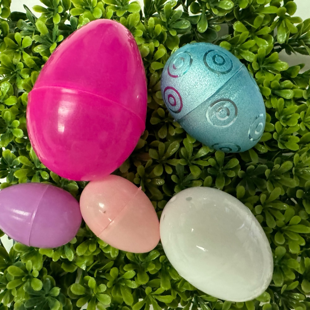 5 plastic eggs filled with MINI random toys, and vintage Mello Smello sticker